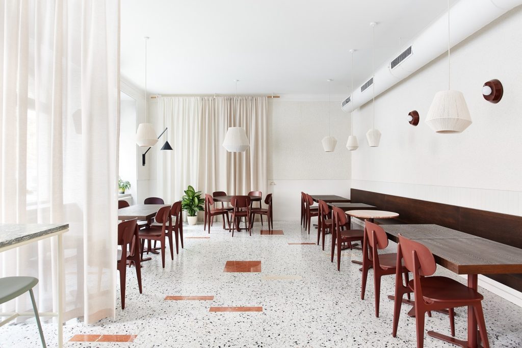 Bistro Mezi Srnky se nachází v nedávno zrekonstruovaném činžovním domě s historizující fasádou z konce 19. století na pražských Vinohradech
