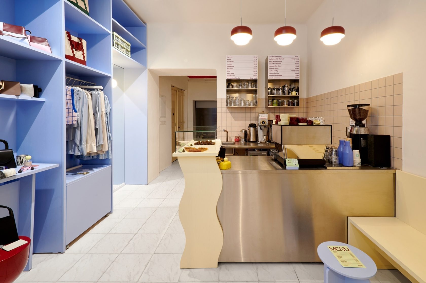 Ademi shop & café sídlí v klidné lokalitě Bachmačského náměstí na Praze 6.