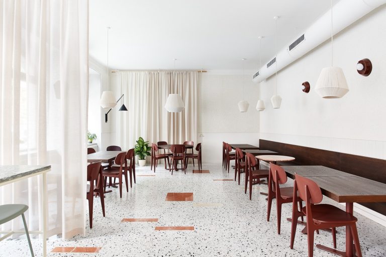 Bistro Mezi Srnky se nachází v nedávno zrekonstruovaném činžovním domě s historizující fasádou z konce 19. století na pražských Vinohradech