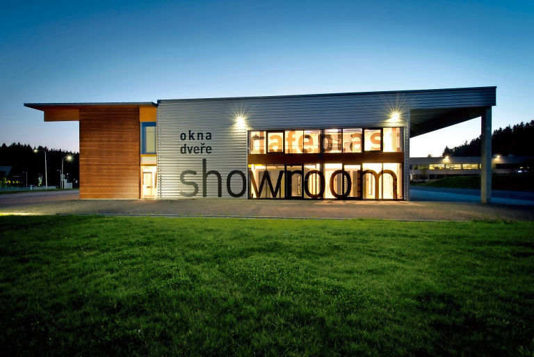 V showroomu plném dveří a oken je prozíravé si rezervovat termín návštěvy předem.