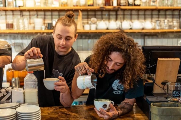 Baristi v Kavárně co hledá jméno