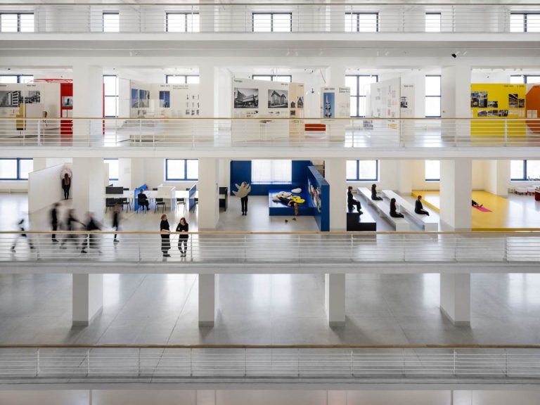 Prostor najdete na ochoze architektonicky mimořádné Malé dvorany Veletržního paláce
