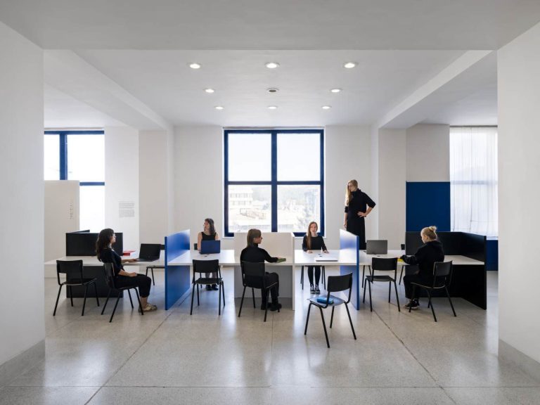 „Kromě asi největšího podílu využití odpadního materiálu, je to také realizace natolik úspěšná, že se musela krátce po uvedení do provozu zavřít. Oblíbilo si ji a chodilo tam totiž příliš mnoho lidí,“ popisuje duo neviditelné opatření po znovuotevření