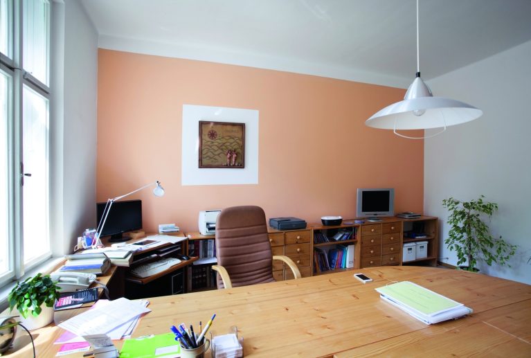 DŘÍVE U staré pracovní židle se nedala nastavit výška područek a barva její kůže umocňovala poněkud usedlou atmosféru pracovny.