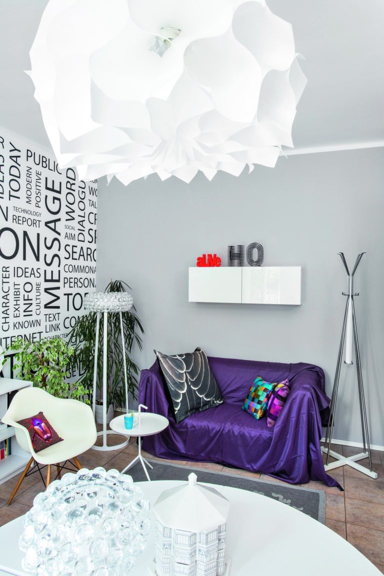 NYNÍ Designové doplňky, jako jsou světla nebo servírovací sety, celou místnost výrazně osvěží.