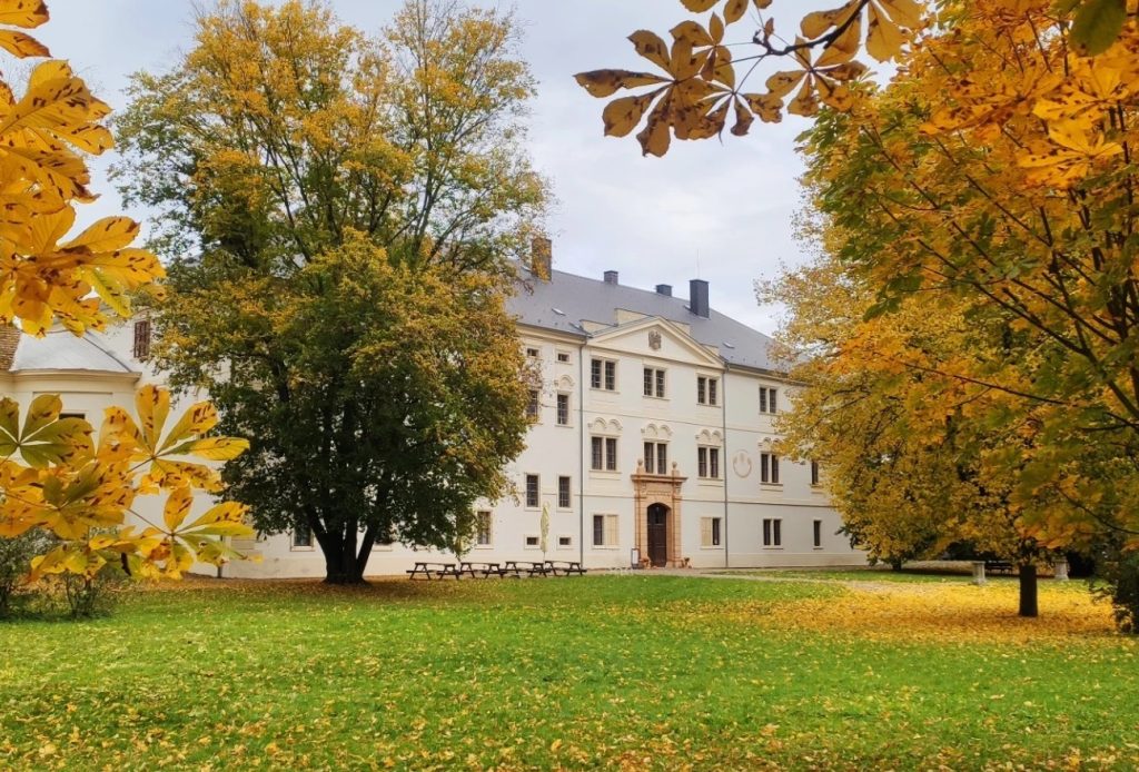 Zámek Křinec se nachází v  pomyslném středu mezi městy Nymburkem, Jičínem a Mladou Boleslaví.
