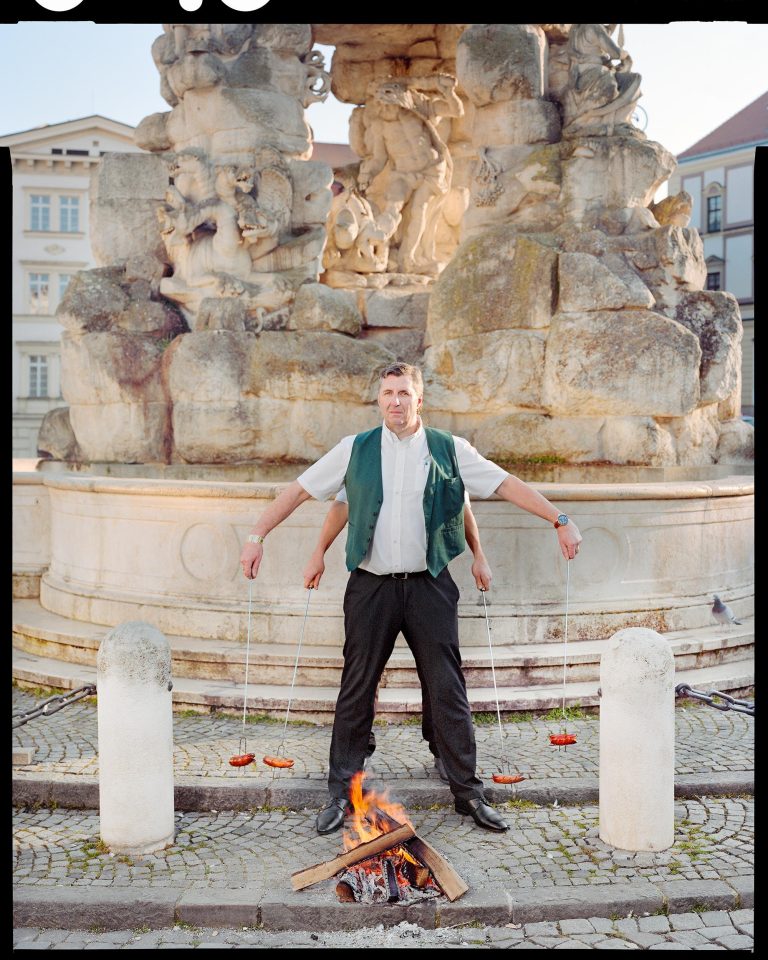 Jarní fotka propojuje známého výčepního Béďu z Průmky a Parnasovu kašnu.